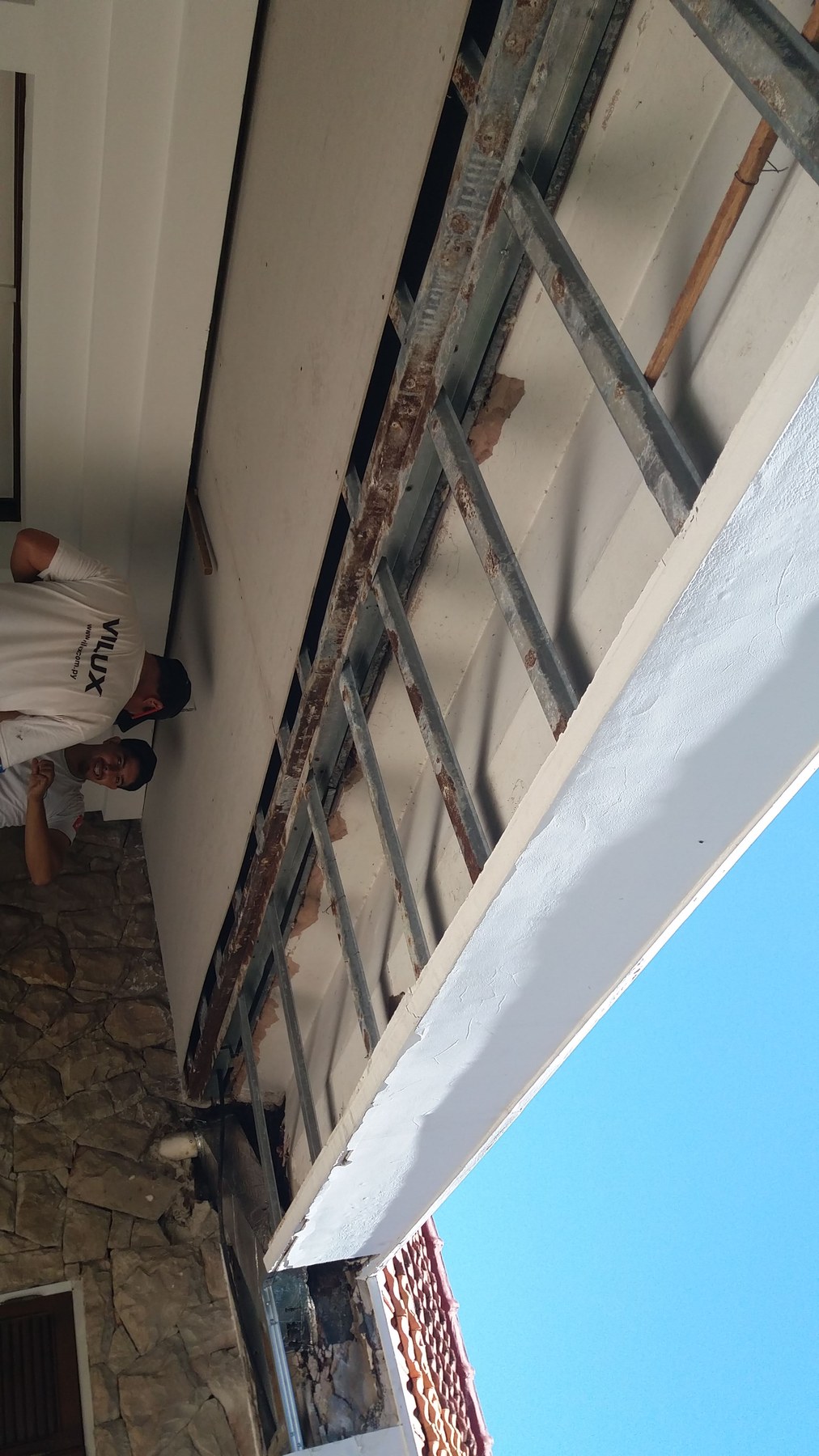 Estructura metálica y placas cementicias en el armado de un alero exterior · MÁS VIDRIOS