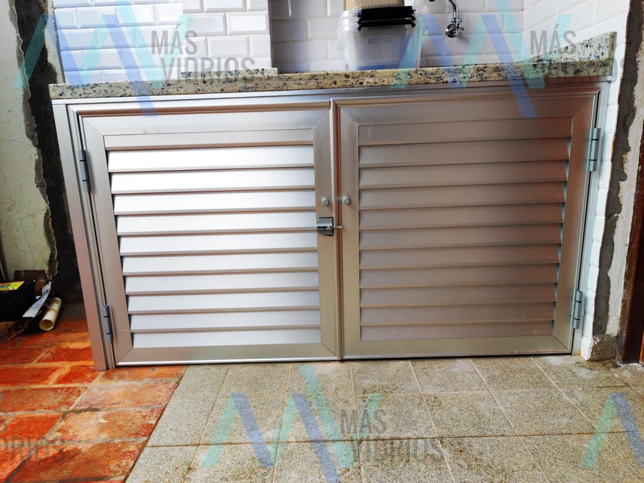 Mueble bajo mesada con puertas de celosía de aluminio bajo mesada de granito · MÁS VIDRIOS