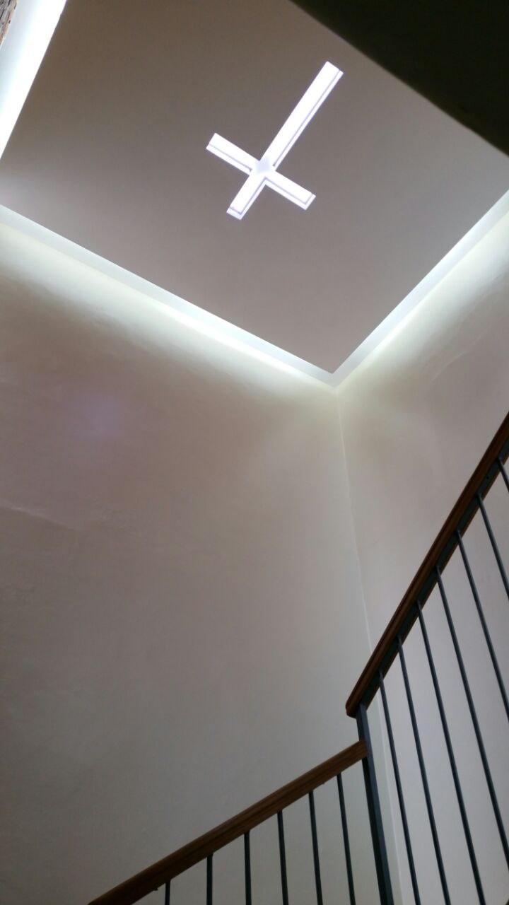 Bandeja de cielo raso con iluminación LED indirecta sobre la escalera · MÁS VIDRIOS