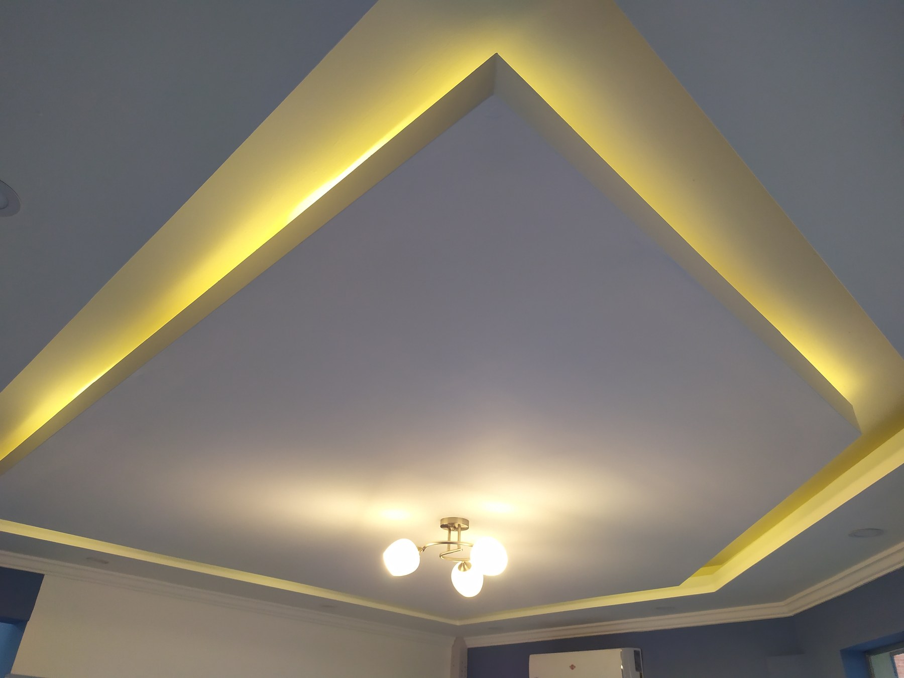 Bandeja de cielo raso en rombo con iluminación LED cálida en el perímetro · MÁS VIDRIOS