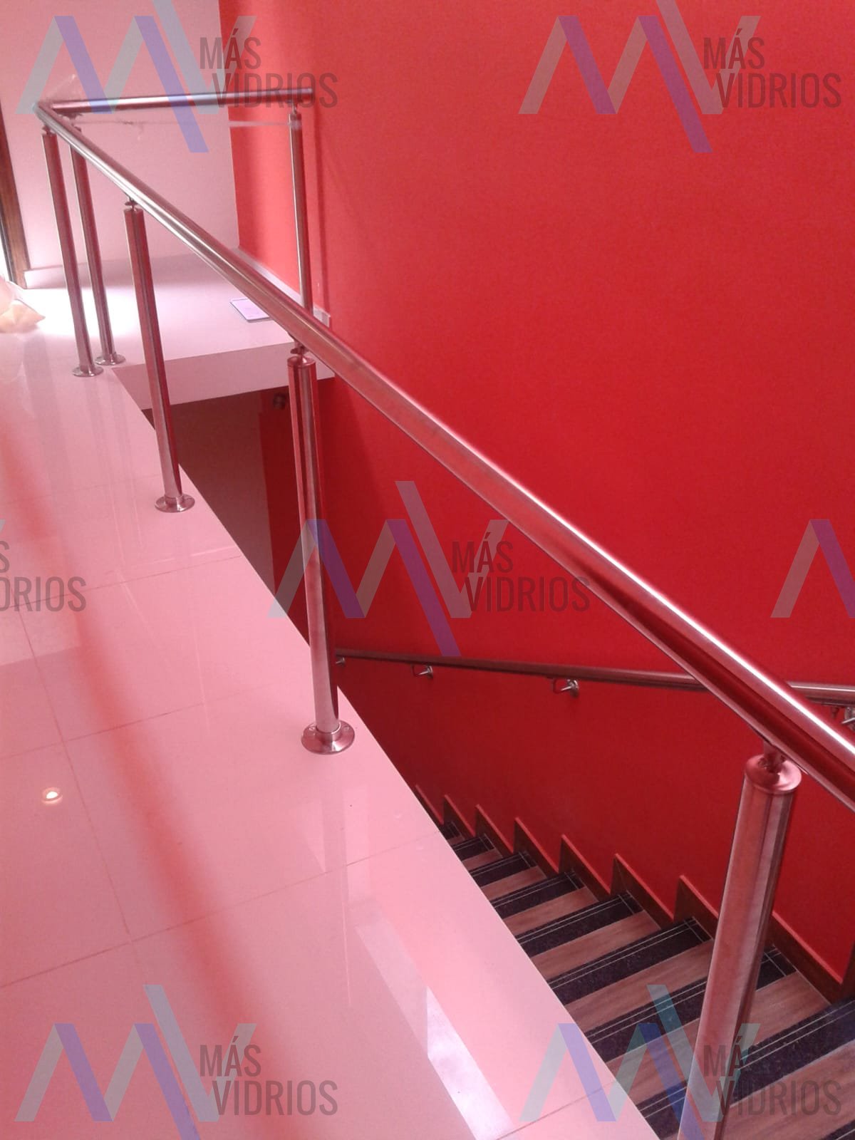 Baranda de acero inoxidable en entrepiso y escalera interior · MÁS VIDRIOS