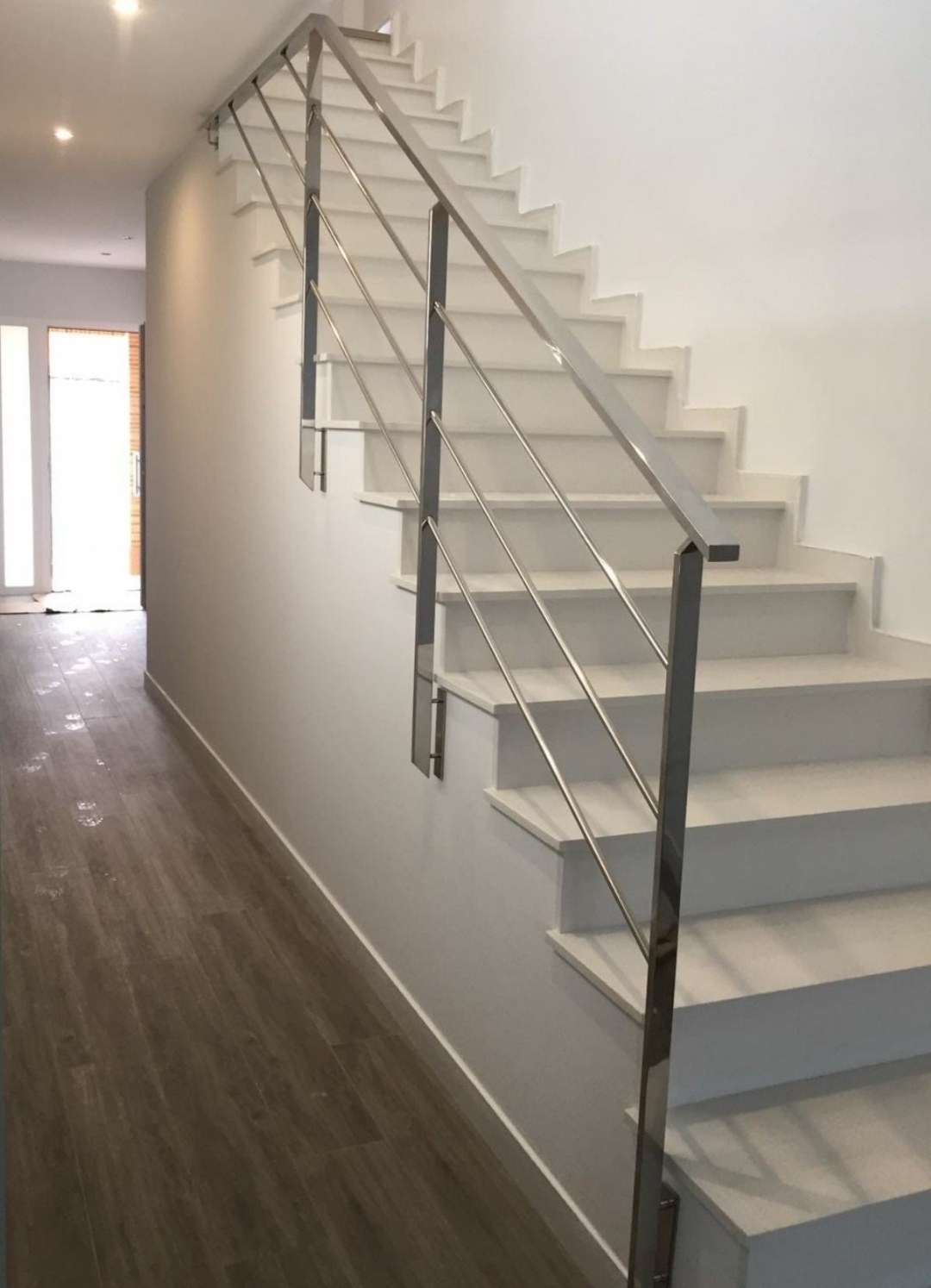 Baranda de acero inoxidable con pasamanos en escalera · MÁS VIDRIOS