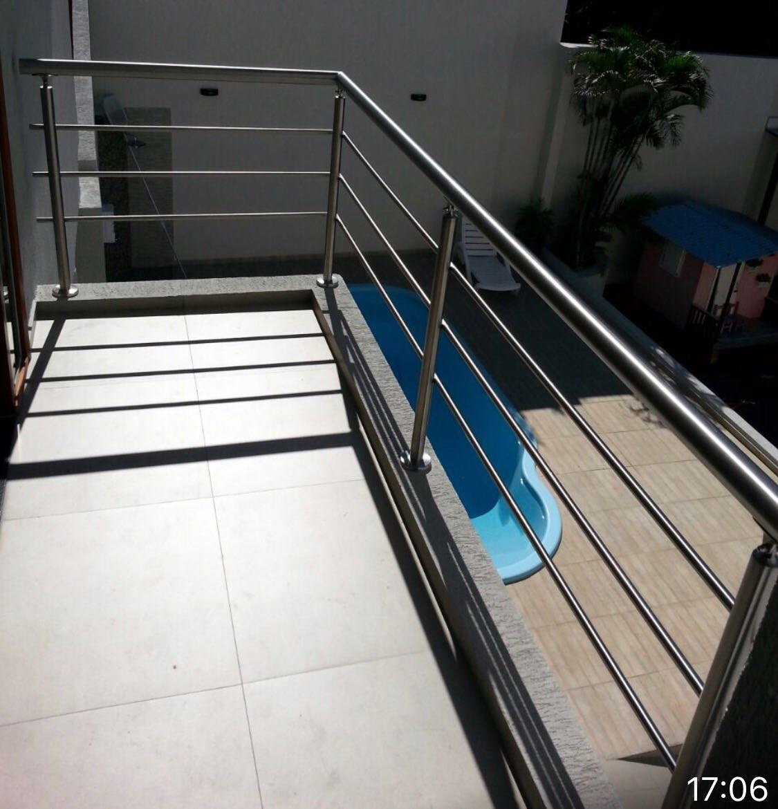 Baranda de acero inoxidable con travesaños en la terraza de una piscina · MÁS VIDRIOS