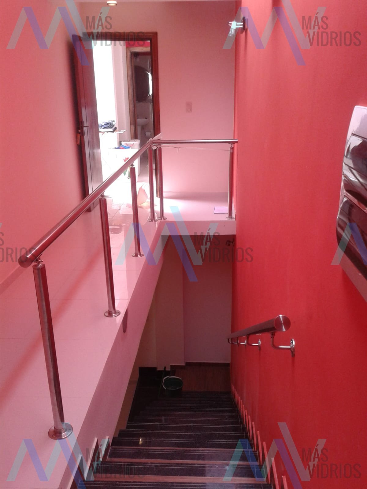 Baranda de vidrio con parantes de acero inoxidable en escalera interior · MÁS VIDRIOS