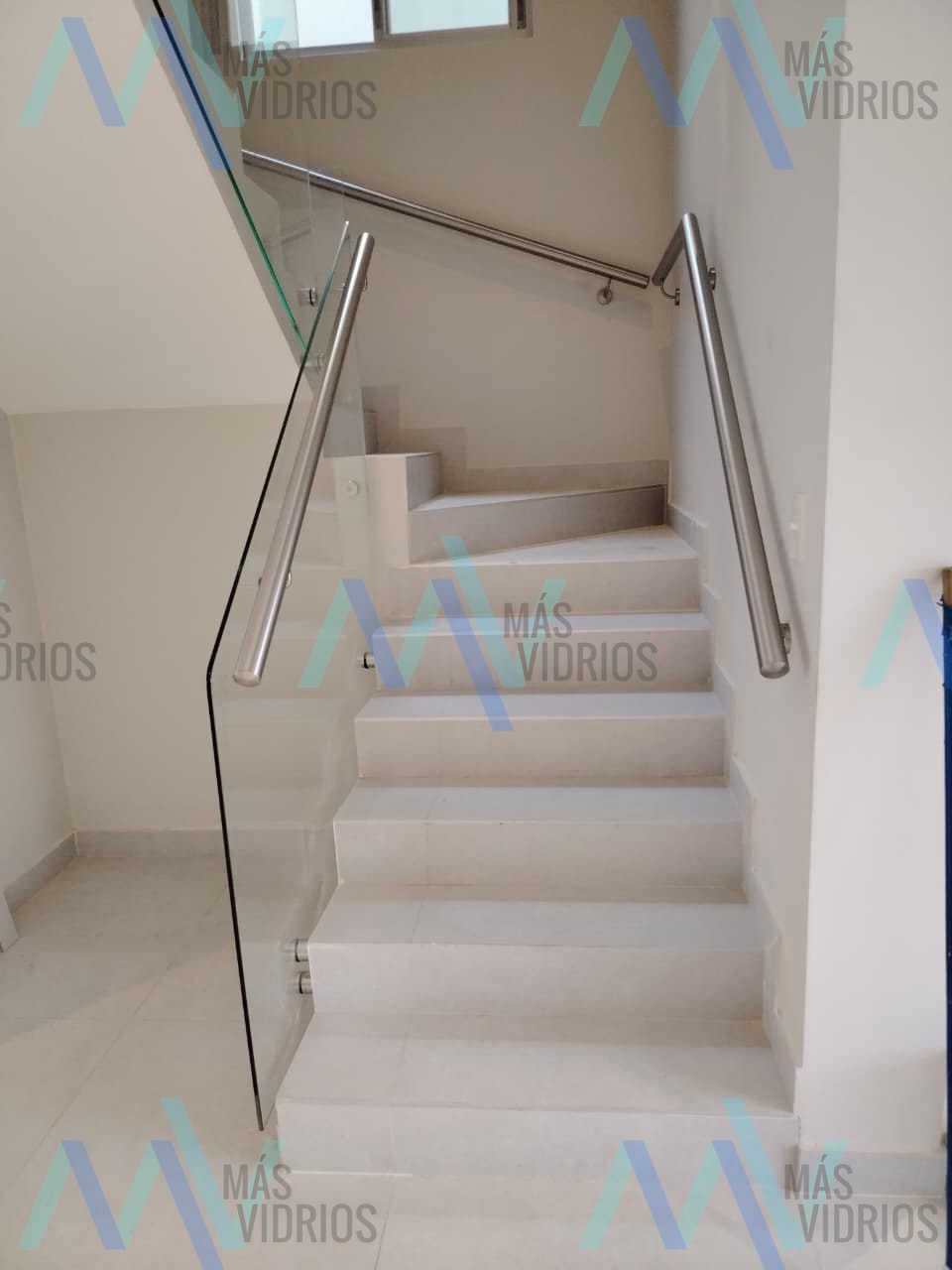 Baranda de vidrio templado con pasamanos de acero inoxidable en escalera interior · MÁS VIDRIOS