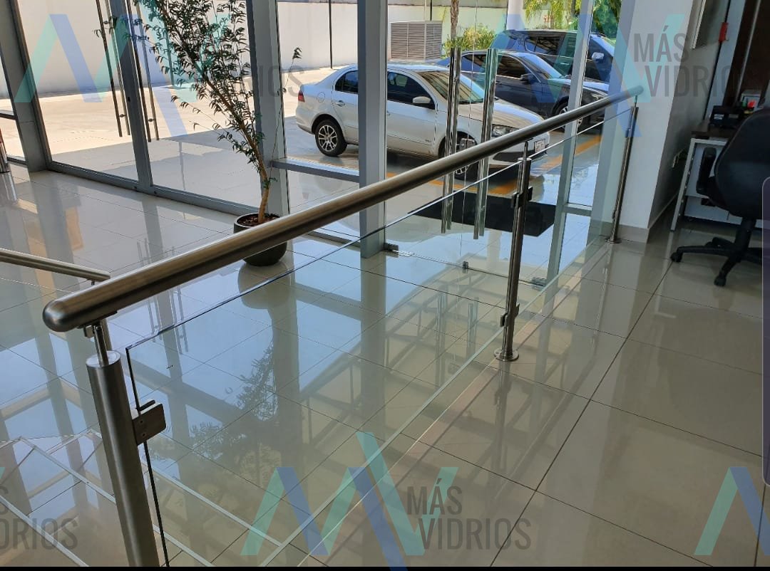 Baranda de vidrio y acero inoxidable en interior de local comercial · MÁS VIDRIOS