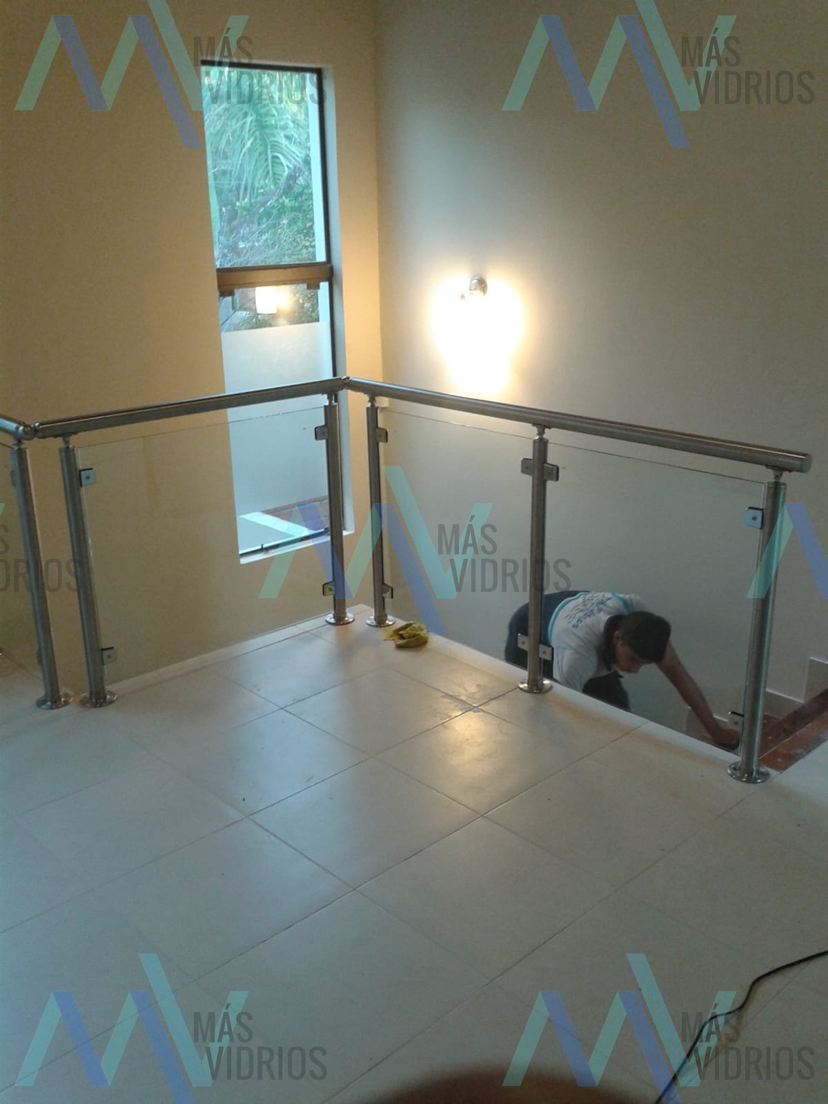 Instalación de baranda de vidrio con parantes de acero inoxidable en escalera · MÁS VIDRIOS