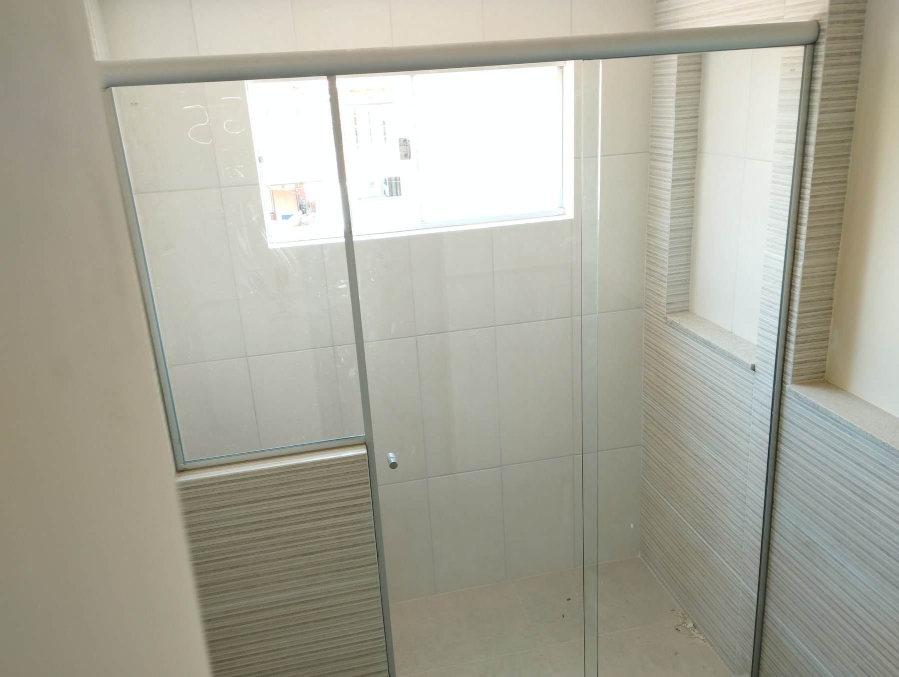 Box de ducha corredizo con vidrio ploteado y perfilería de aluminio claro · MÁS VIDRIOS