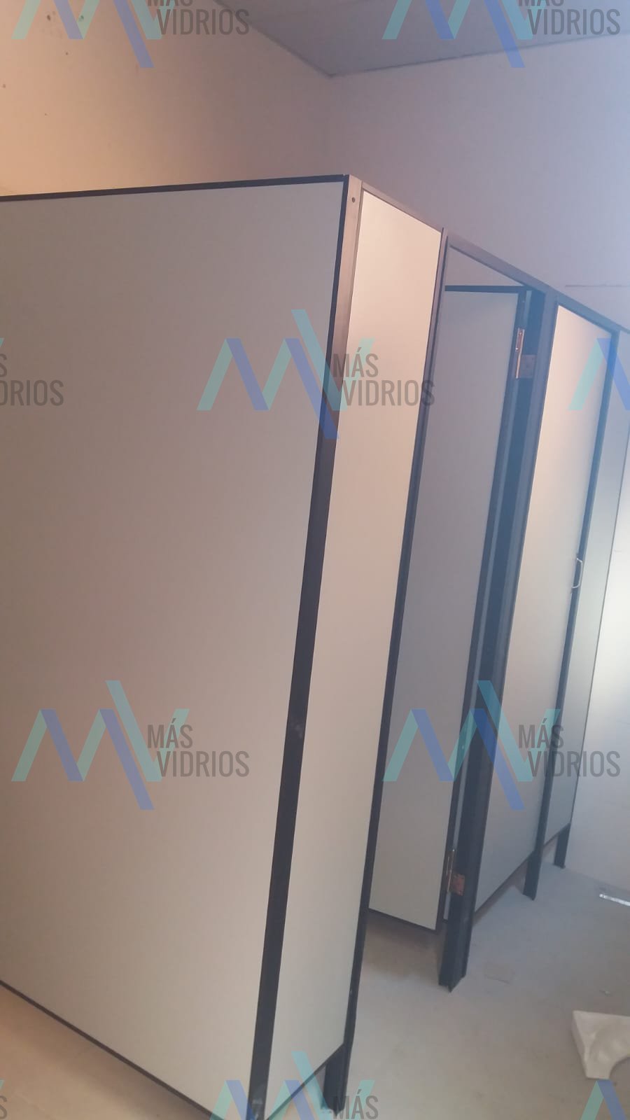 Cabinas de sanitario en Eucatex con canto y parantes negros · MÁS VIDRIOS