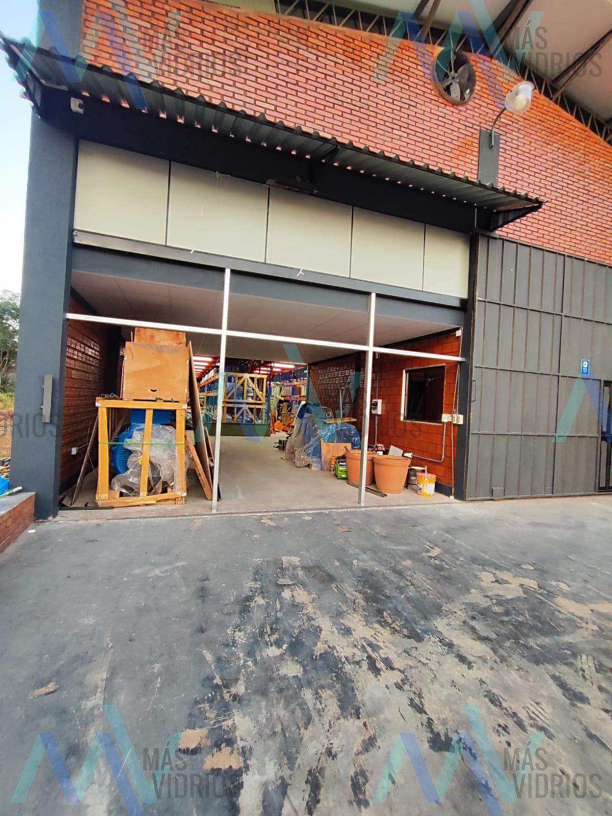 Cerramiento de vidrio y aluminio en frente de galpón industrial · MÁS VIDRIOS