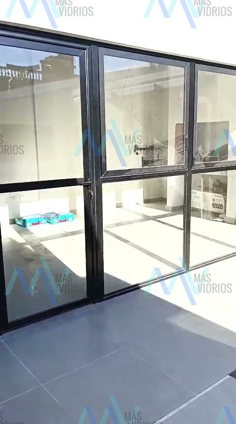 Cerramiento de vidrio y aluminio negro en quincho residencial · MÁS VIDRIOS