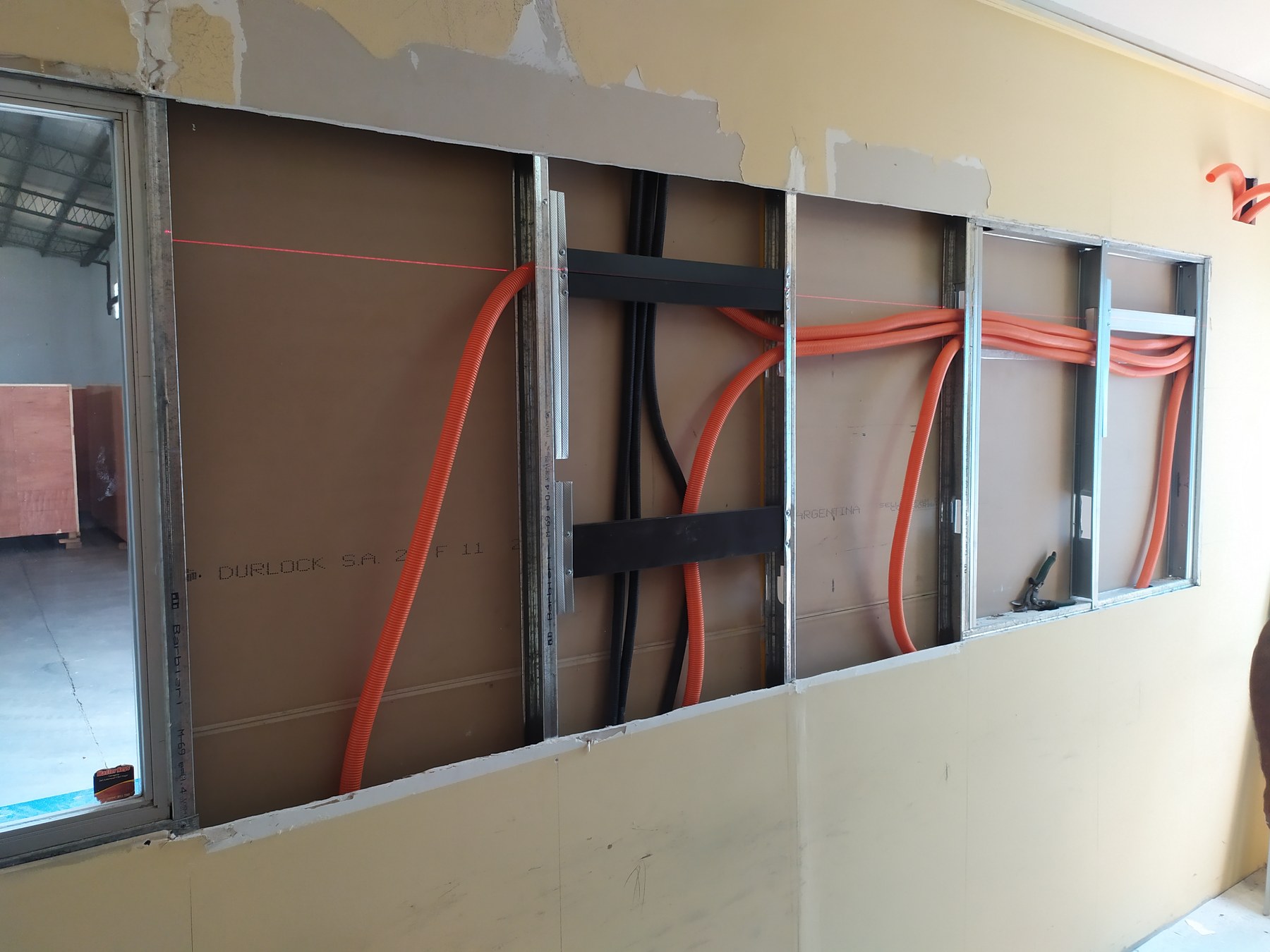 Estructura de cielo raso de durlock con la instalación eléctrica a la vista · MÁS VIDRIOS