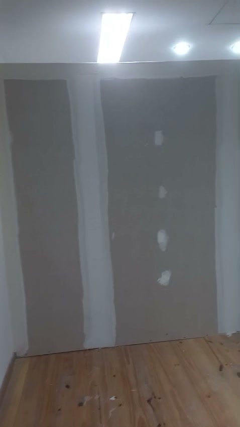Tabique de drywall masillado y cielo raso con spots embutidos, en obra · MÁS VIDRIOS