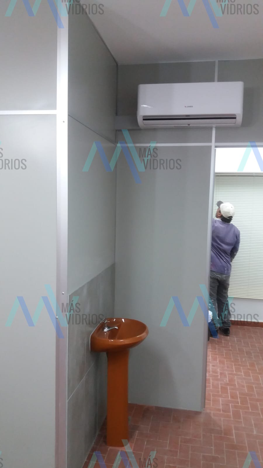 División de baño en paneles de Eucatex con perfilería de aluminio, junto al lavatorio · MÁS VIDRIOS