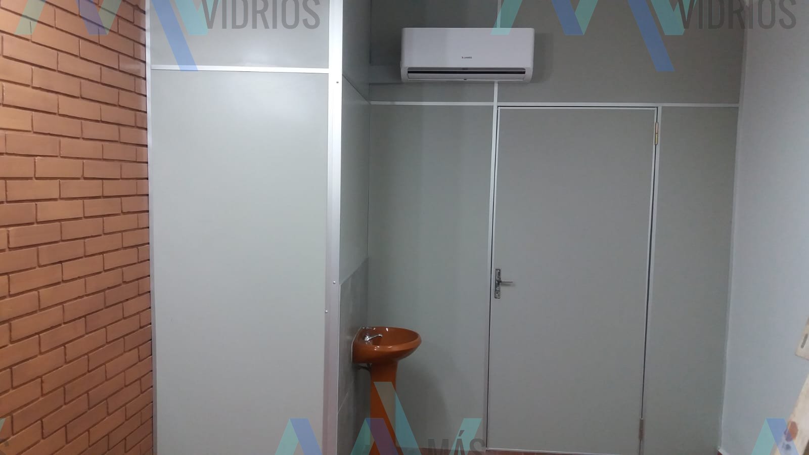 División de baño en Eucatex con puerta doble y perfilería de aluminio blanco · MÁS VIDRIOS