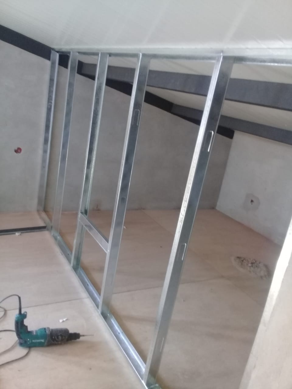 Estructura de perfiles de un tabique de drywall montada en obra · MÁS VIDRIOS