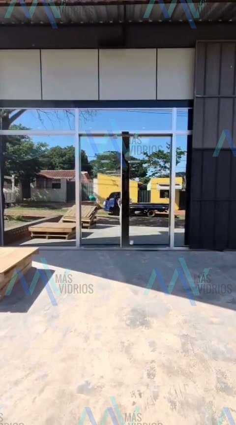 Frente vidriado con puerta automática en local comercial · MÁS VIDRIOS
