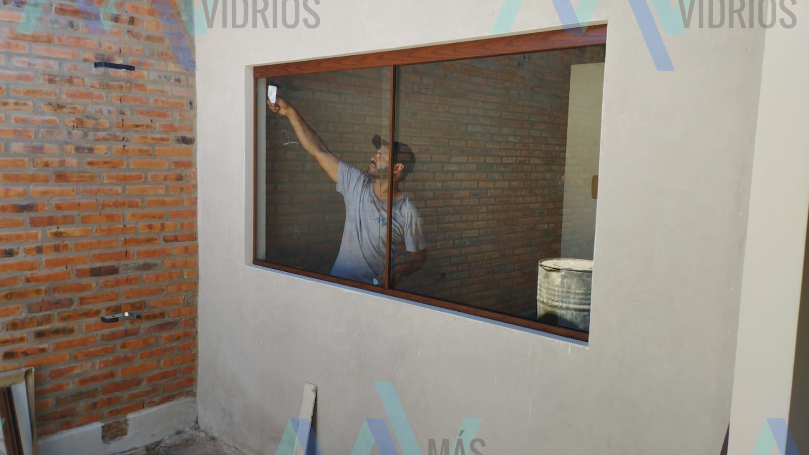 Instalación de ventana corrediza de aluminio símil madera en obra · MÁS VIDRIOS