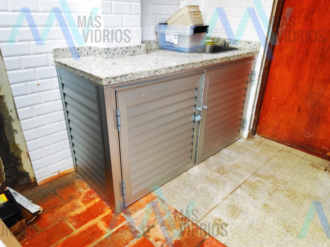 Mueble bajo mesada de aluminio con celosía y mesada de granito con pileta · MÁS VIDRIOS