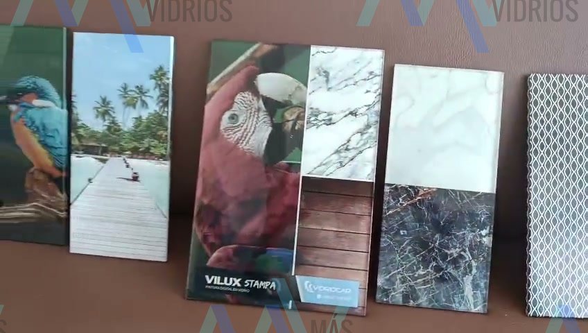 Muestrario de vidrio impreso Stampa con diseños de aves, paisajes y mármol · MÁS VIDRIOS