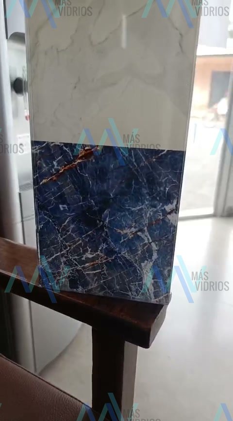 Muestras de vidrio impreso stampa símil mármol blanco y azul · MÁS VIDRIOS