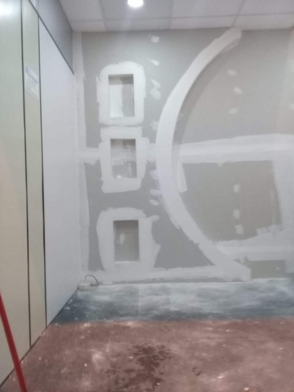 Pared de drywall con nichos y arco curvo masillados, listos para pintura · MÁS VIDRIOS