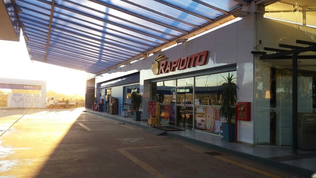 Techo de policarbonato sobre la galería de un centro comercial · MÁS VIDRIOS