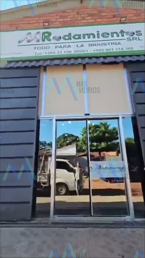 Puerta automática de vidrio en el acceso de un local comercial · MÁS VIDRIOS