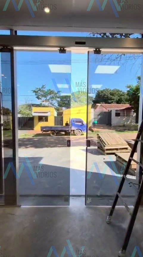 Puerta automática de vidrio vista desde el interior del local · MÁS VIDRIOS