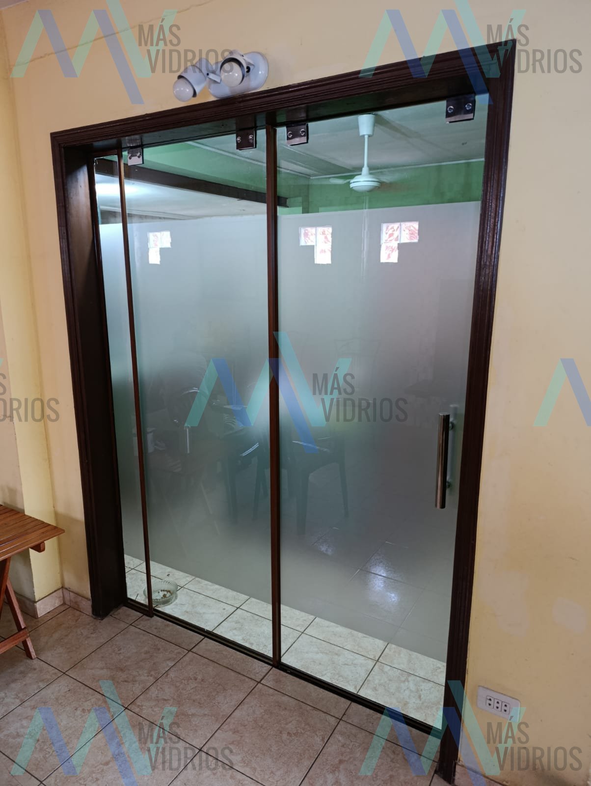 Puertas corredizas de vidrio con ploteado esmerilado como divisor de ambientes · MÁS VIDRIOS