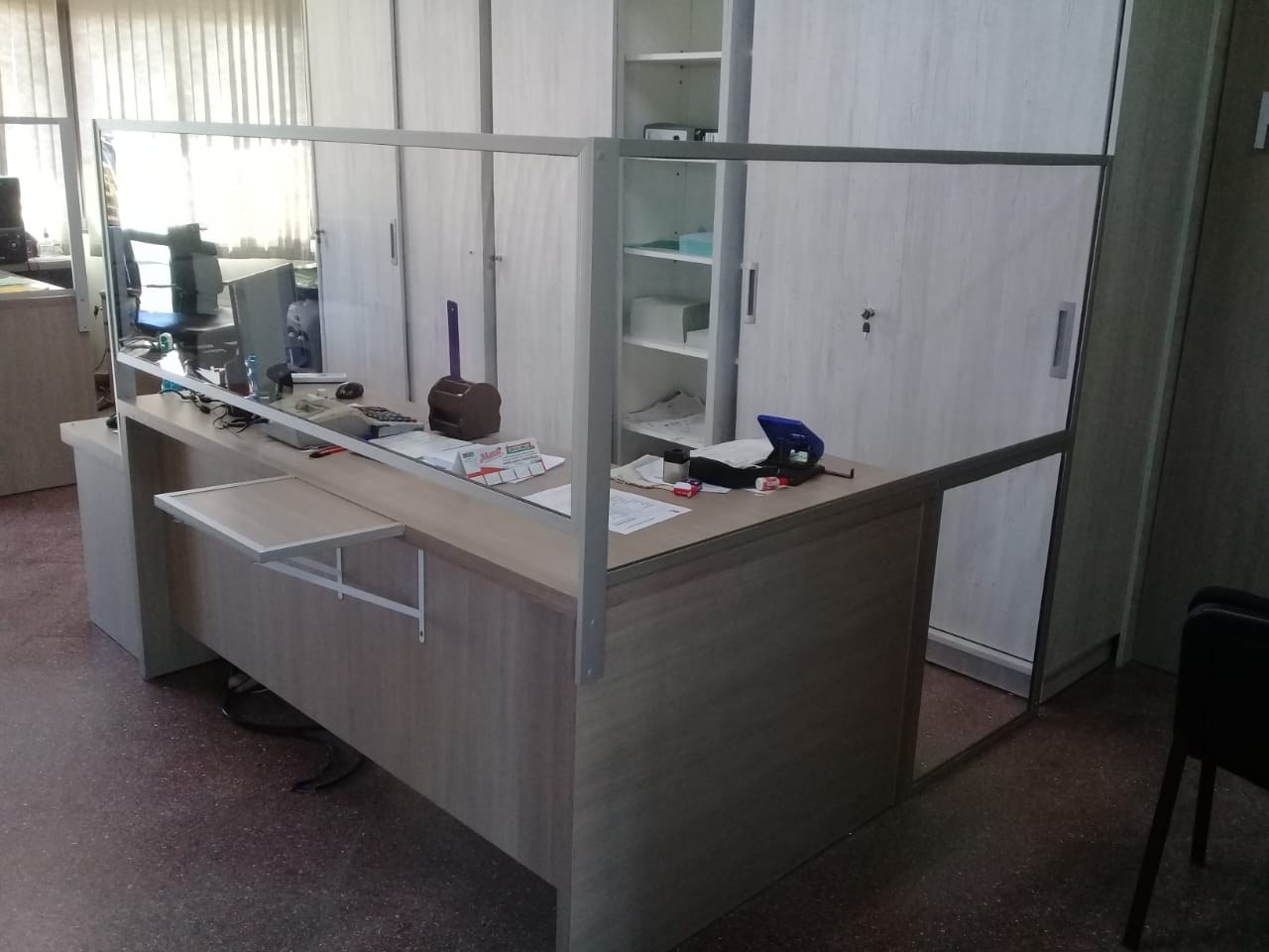 Puestos de oficina separados con paños de vidrio en marco de aluminio blanco · MÁS VIDRIOS
