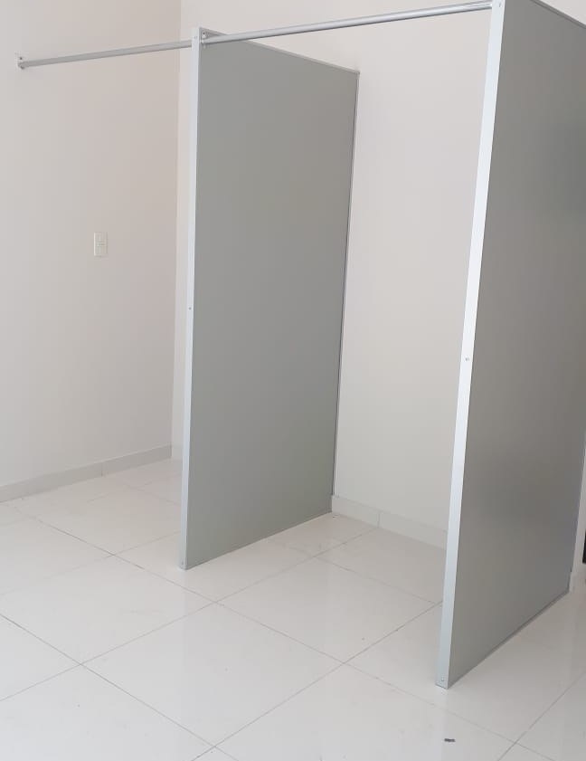 Tabique de baño en placa Eucatex gris con perfilería de aluminio · MÁS VIDRIOS