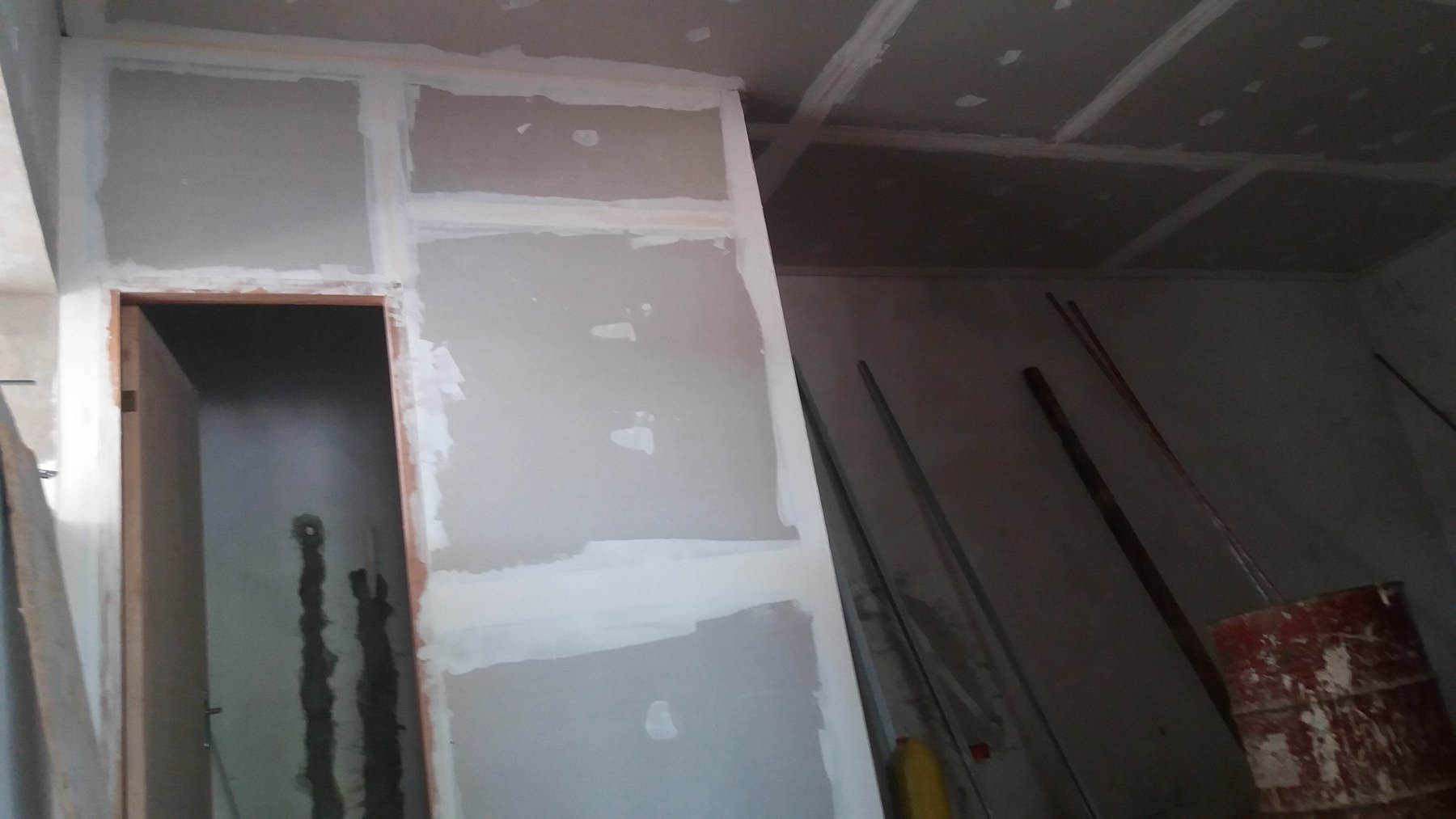 Tabiques de drywall masillados con vano de puerta terminado · MÁS VIDRIOS