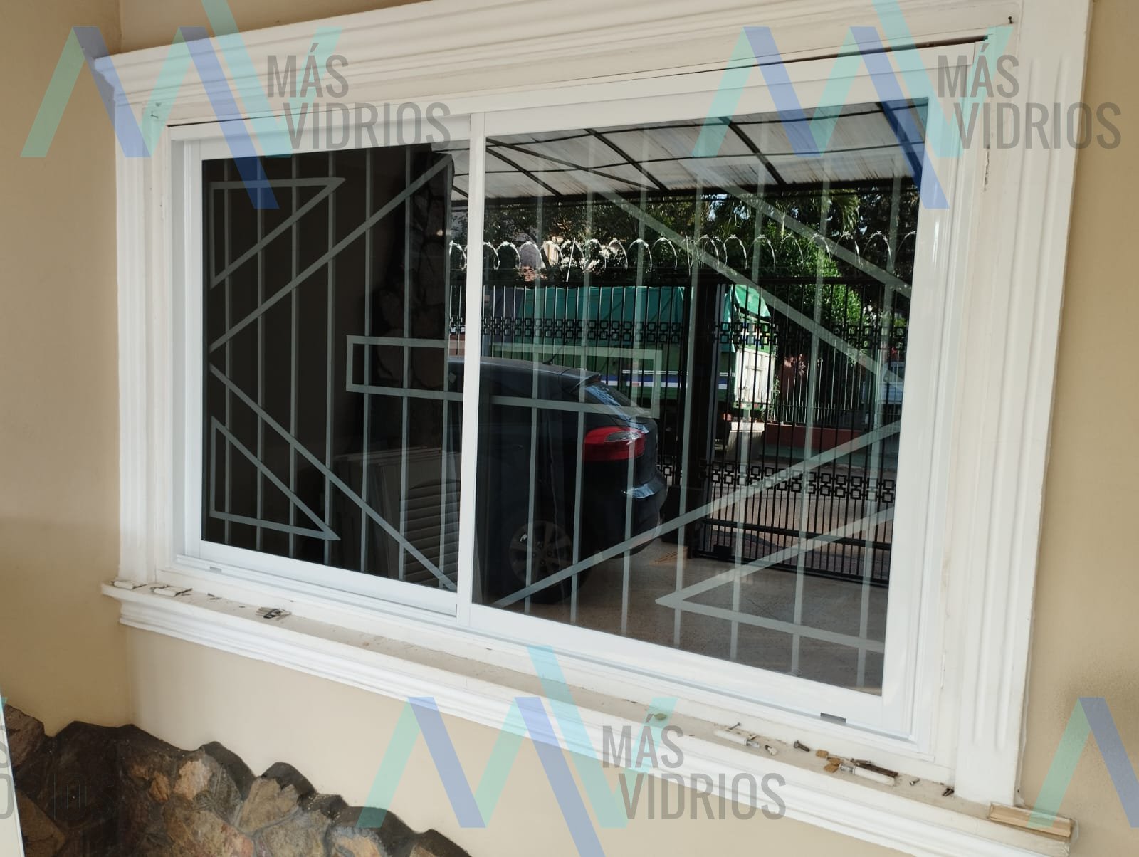 Ventana corrediza de aluminio blanco con reja decorativa · MÁS VIDRIOS