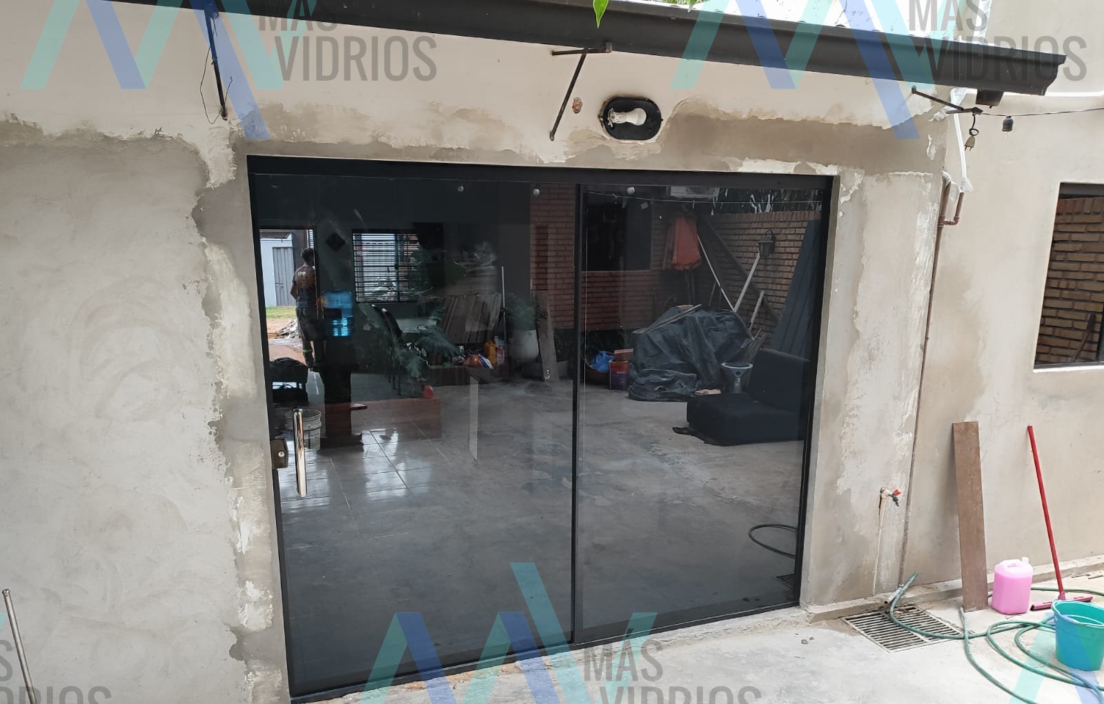 Ventana batiente de dos hojas con vidrio esmerilado en baño · MÁS VIDRIOS