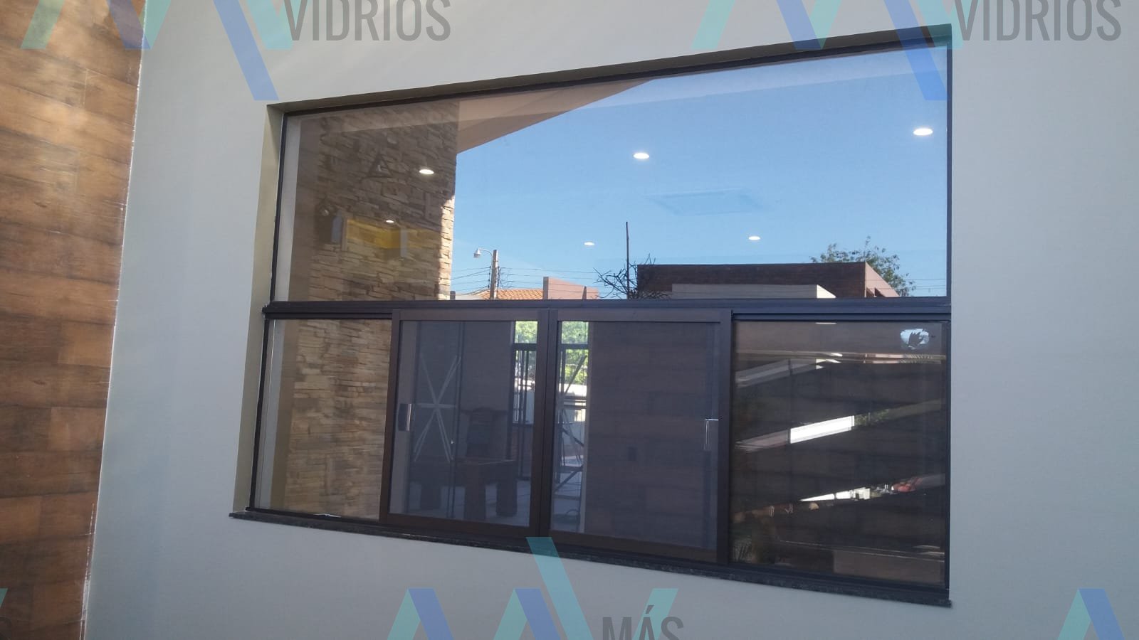 Ventanal de aluminio con paño fijo superior y ventanas corredizas con mosquitero · MÁS VIDRIOS