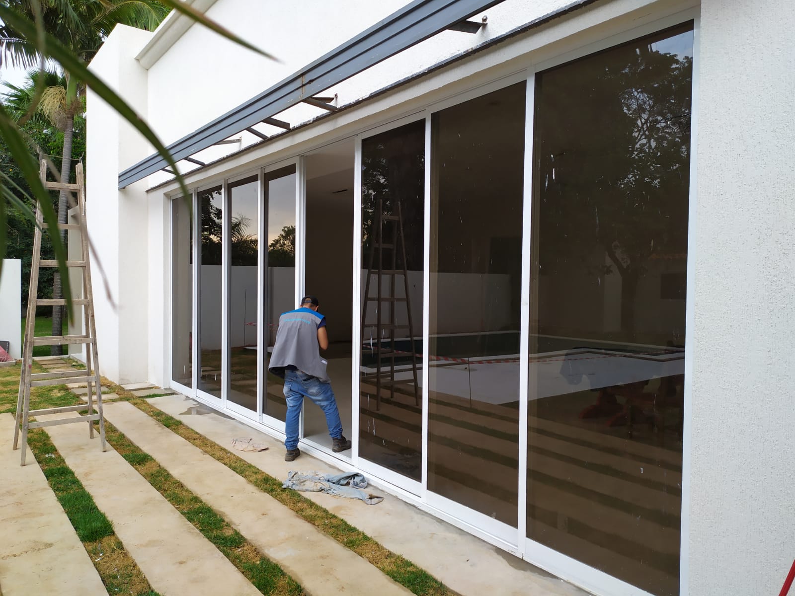 Instalación de cerramiento de vidrio con aluminio blanco en galería con piscina · MÁS VIDRIOS