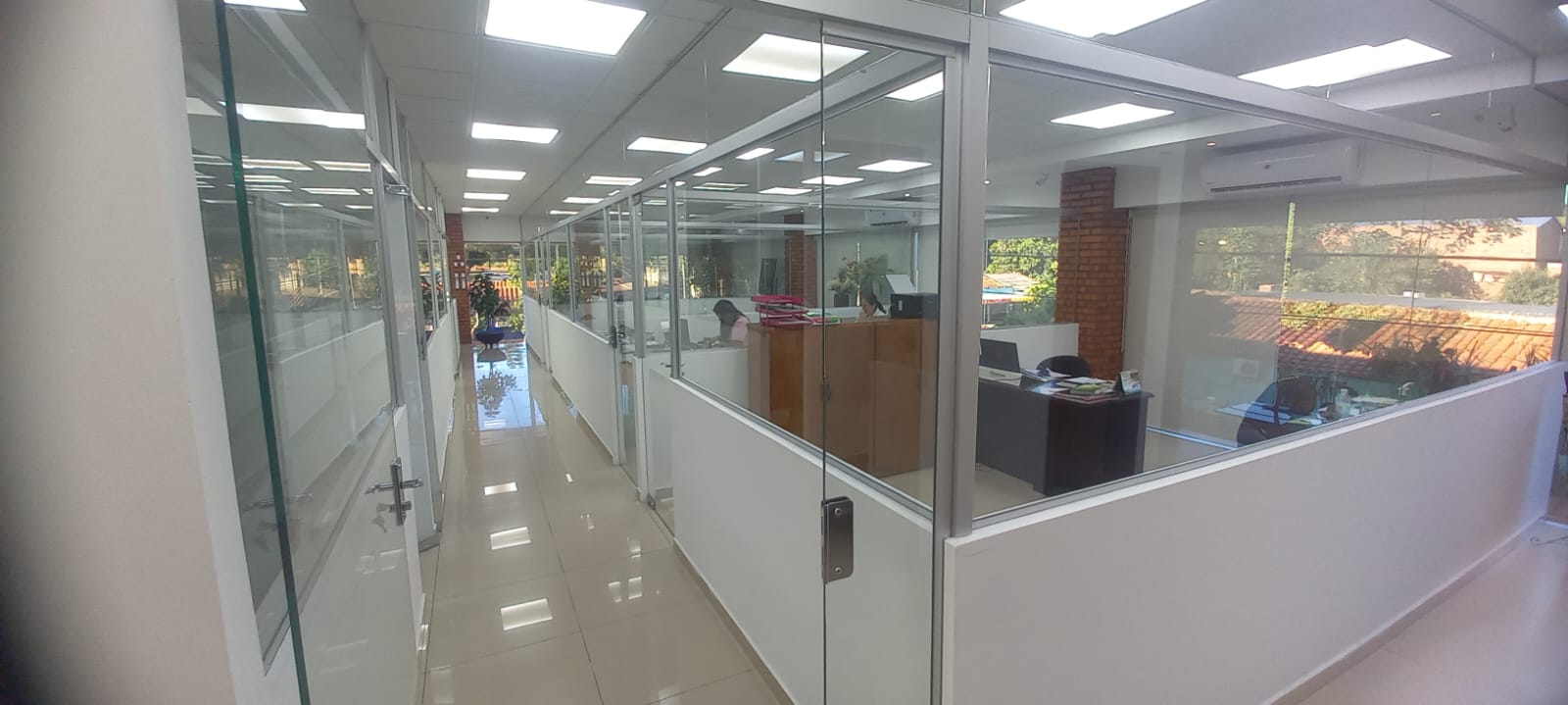 Divisiones de oficina en vidrio con aluminio blanco y puertas vidriadas · MÁS VIDRIOS