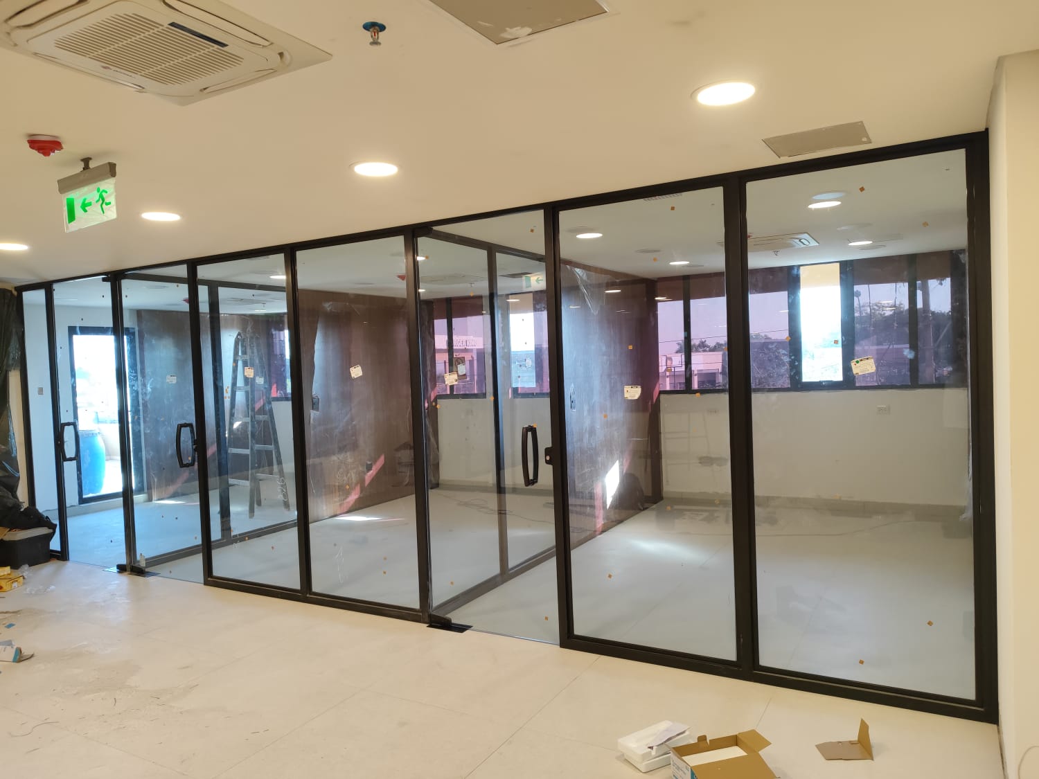 Glass office partitions with black aluminum in a corporate office · MÁS VIDRIOS