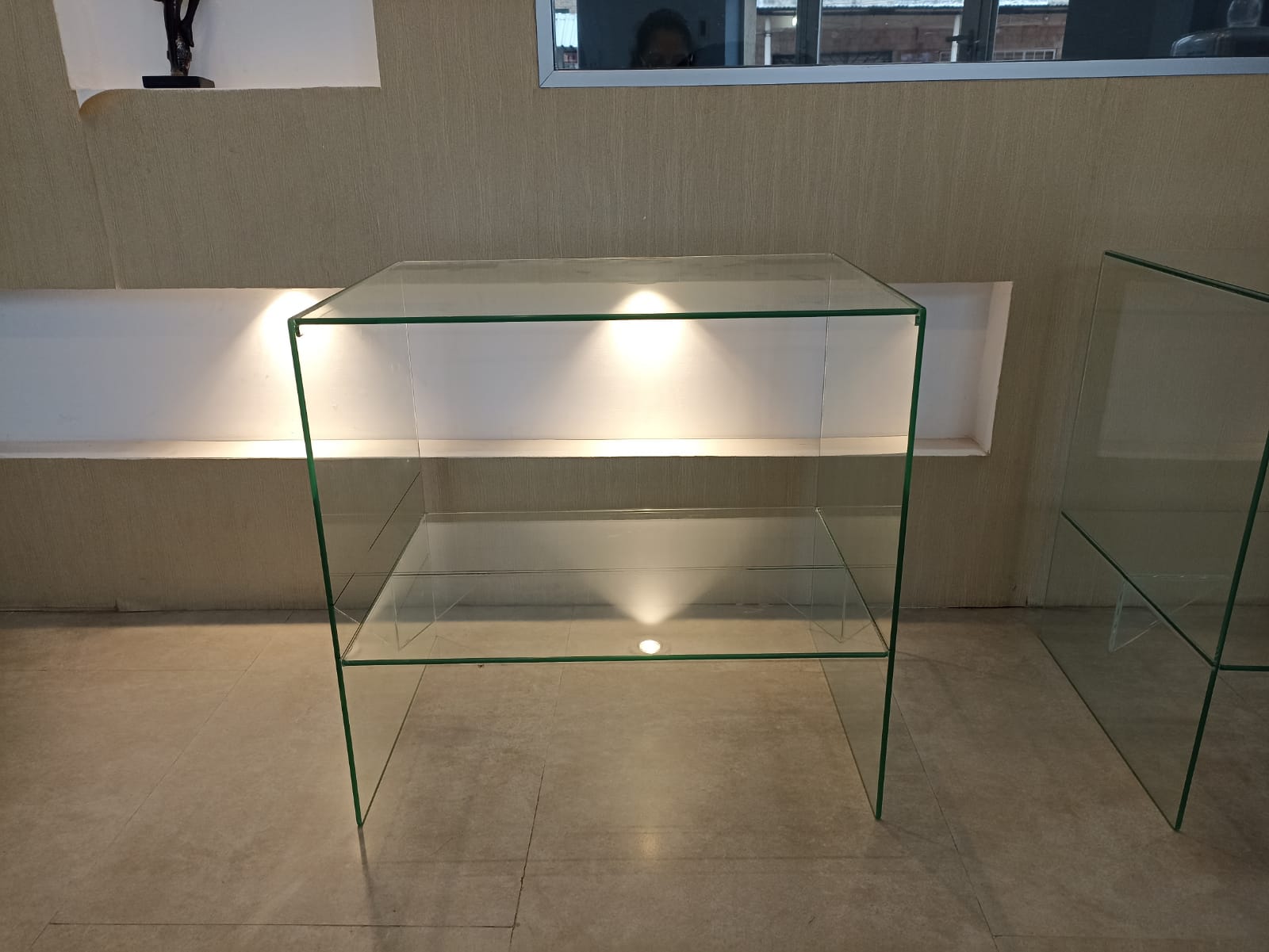 Mesa de vidrio templado curvado de dos niveles hecha a medida · MÁS VIDRIOS