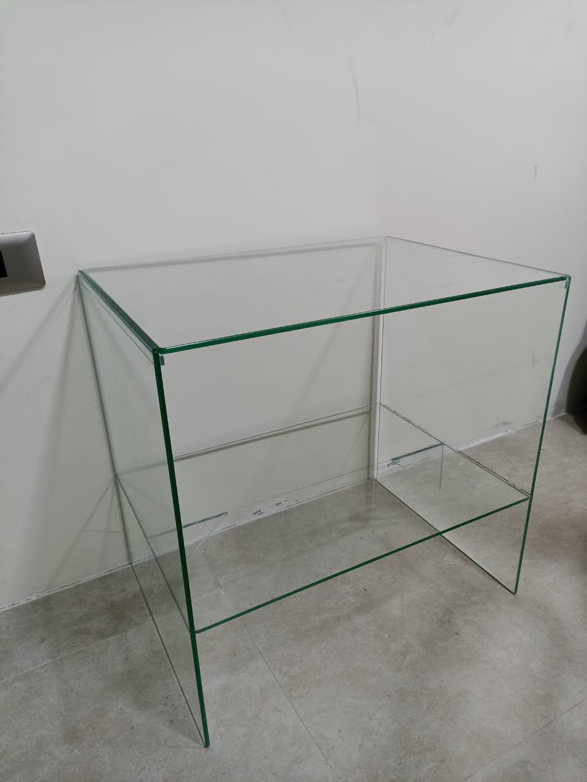 Mueble de vidrio templado curvado a medida · MÁS VIDRIOS