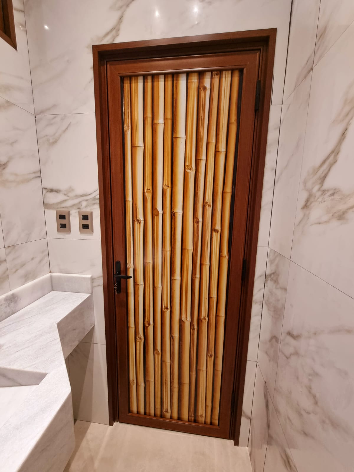 Baño revestido en mármol con carpintería a medida · MÁS VIDRIOS