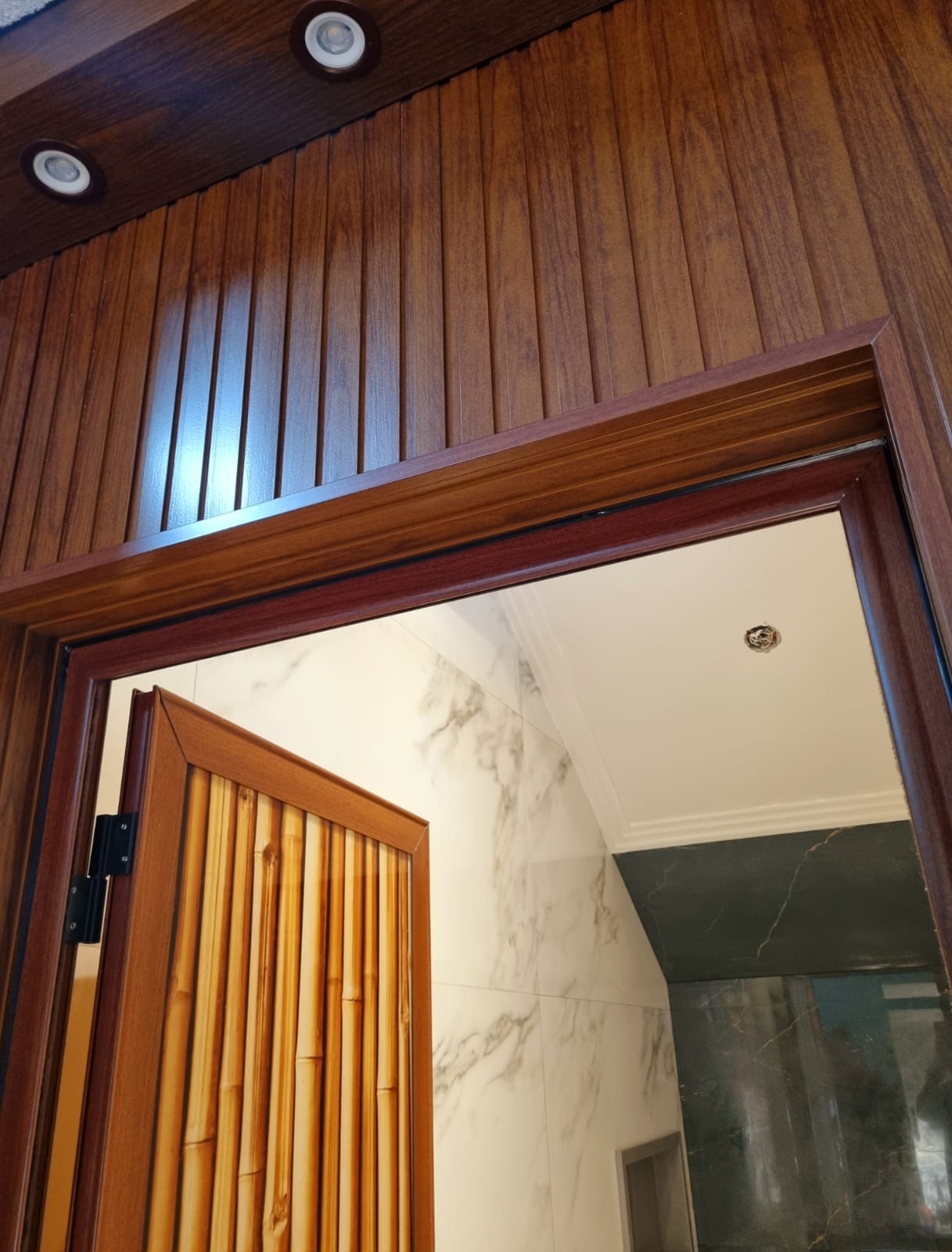 Detalle de revestimiento de madera en cielorraso con spots embutidos · MÁS VIDRIOS