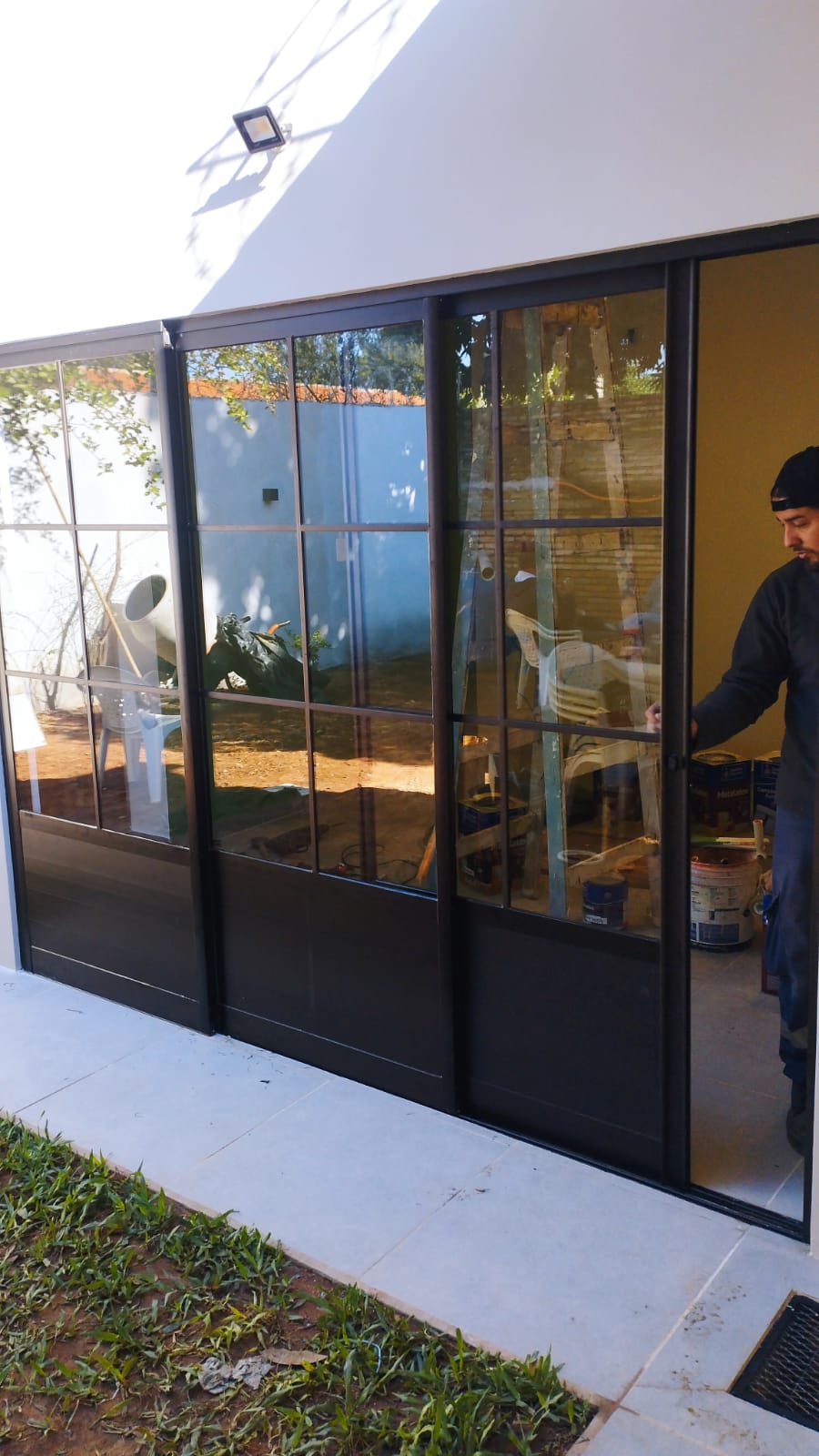 Industrial-style sliding glass door with grid · MÁS VIDRIOS